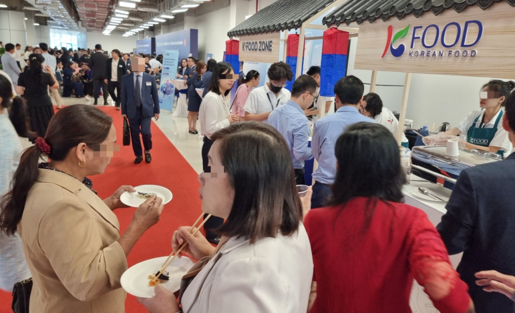 21일 베트남 국가혁신센터(NIC) 호아락 캠퍼스 1층 대회의장에서 열린 '2024 한·베 투자협력 포럼'. 중소기업 식품업체가 운영하는 K푸드관에서 김밥과 떡볶이 등 한국식 분식을 즐기고 있는 베트남 바이어들/사진=지영호 기자