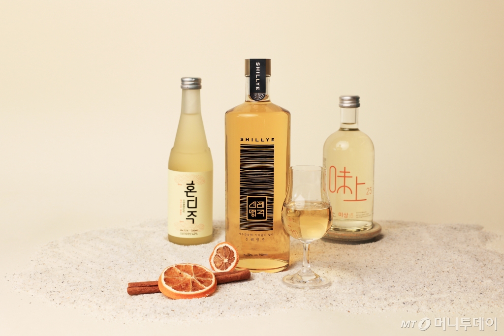 제주 감귤을 원료로 만들어지고 있는 '혼디주' '신례명주' '미상'(사진 왼쪽부터)이 젊은층으로부터 인기를 모으고 있다. /사진=시트러스