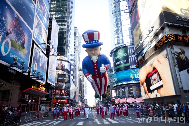 24일(현지 시간) 미국 뉴욕의 센트럴파크에서 제85회 메이시스 추수감사절 퍼레이드가 열리고 있다.