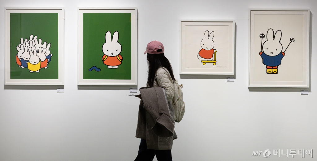 21일 오후 서울 종로구 인사센트럴뮤지엄에서 머니투데이 주최로 열린 미피(Miffy) 70주년 생일 기념전 ‘미피와 마법 우체통’ 미디어아트 전시회를 찾은 관람객들이 다양한 전시물을 살펴보고 있다.  /사진=(서울=뉴스1) 이재명 기자