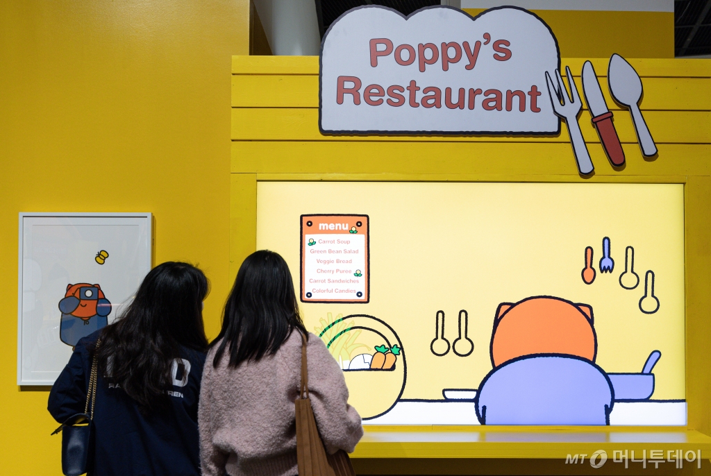 21일 오후 서울 종로구 인사센트럴뮤지엄에서 머니투데이 주최로 열린 미피(Miffy) 70주년 생일 기념전 ‘미피와 마법 우체통’ 미디어아트 전시회를 찾은 관람객들이 다양한 전시물을 살펴보고 있다. /사진=(서울=뉴스1) 이재명 기자