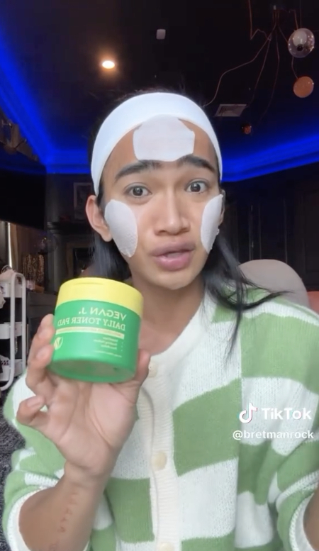 브렛맨 락이 자신의 틱톡 채널에서 비건제이의  '데일리 토너 패드'를 소개하고 있다