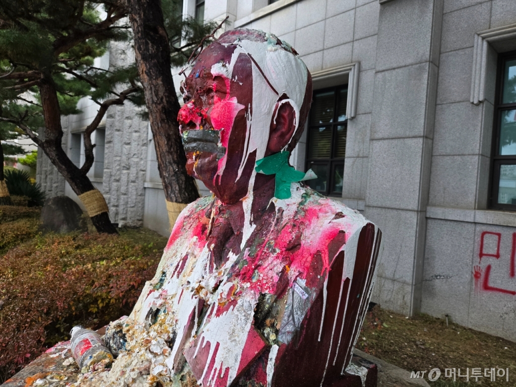 동덕여대 창립자 조동식 선생 흉상이 페인트에 뒤덮여 있는 모습/사진=이혜수 기자