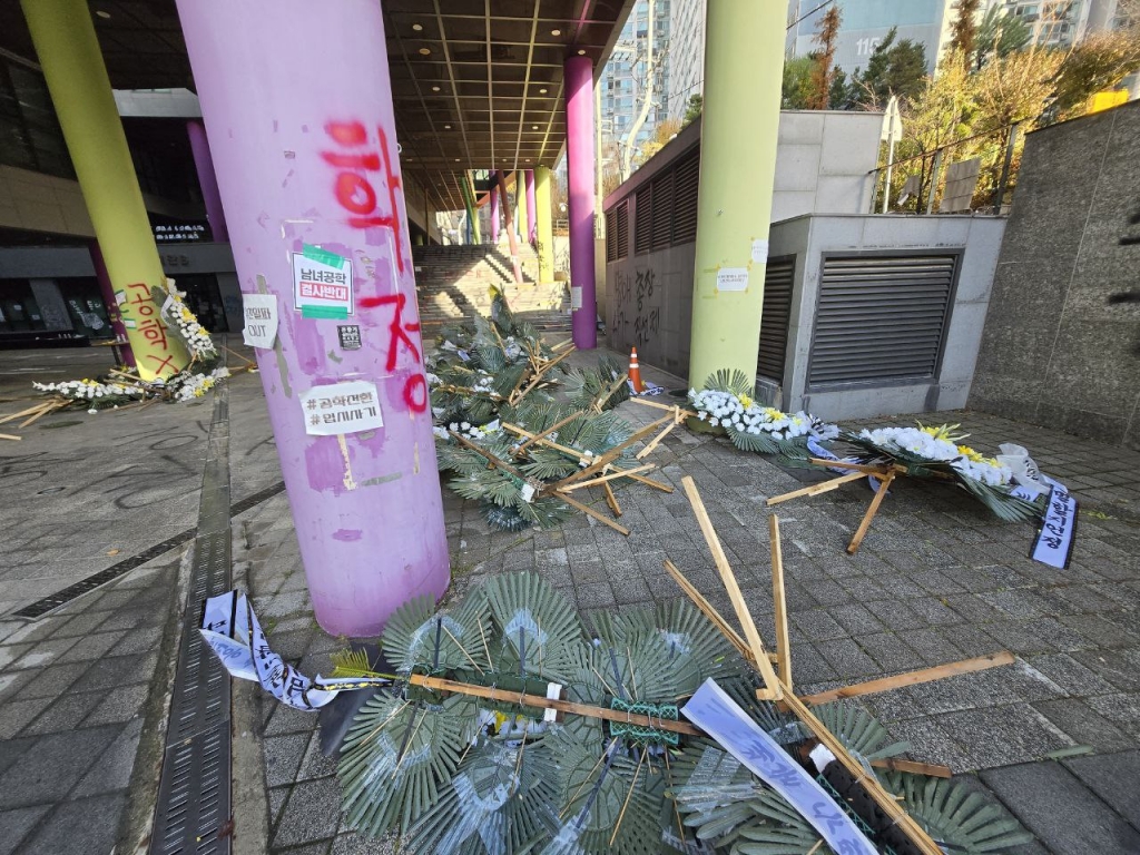26일 오전 10시쯤 동덕여대 교정에 들어서자 근조화환 여러 개가 비바람에 연달아 쓰러져있다/사진=이혜수 기자