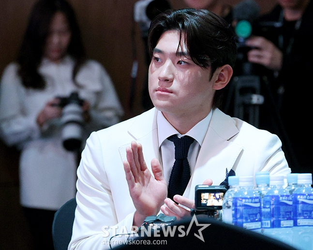 2024 신한은행 SOL뱅크 KBO 시상식이 26일 서울 송파구 롯데호텔 월드 크리스탈 볼룸에서 열렸다.  김도영이 수상자들이 호명될 때마다 박수를 치고 있다. /사진=김진경 대기자