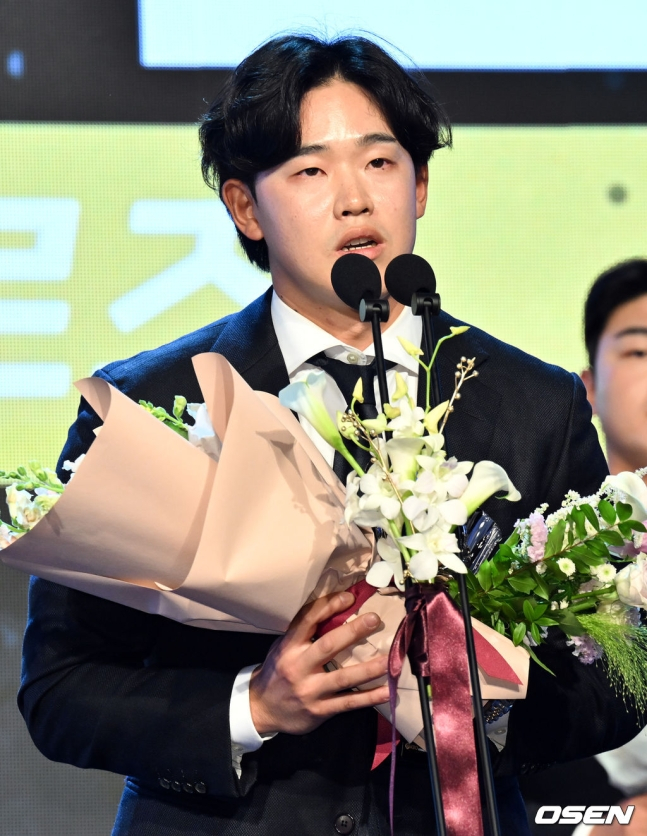 키움 김웅빈이 26일 오후 2시 서울 롯데호텔 월드 크리스탈볼룸에서 열린 '2024 신한 SOL 뱅크 KBO 시상식'에서 북부리그 타율상을  수상하고 소감을 전하고 있다.