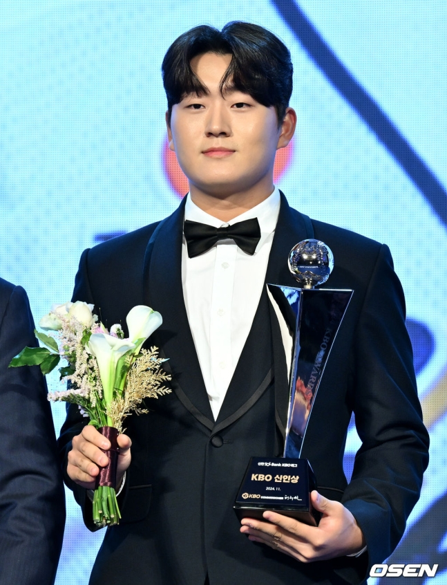 두산 김택연이 26일 오후 2시 서울 롯데호텔 월드 크리스탈볼룸에서 열린 '2024 신한 SOL 뱅크 KBO 시상식'에서 신인왕 수상 소감을 전하고 있다.