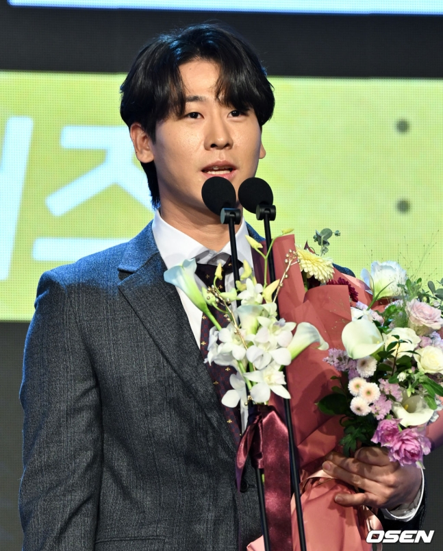 KIA 박찬호가 26일 오후 2시 서울 롯데호텔 월드 크리스탈볼룸에서 열린 '2024 신한 SOL 뱅크 KBO 시상식'에서 유격수 부문 수비상을 수상한 후 소감을 전하고 있다.