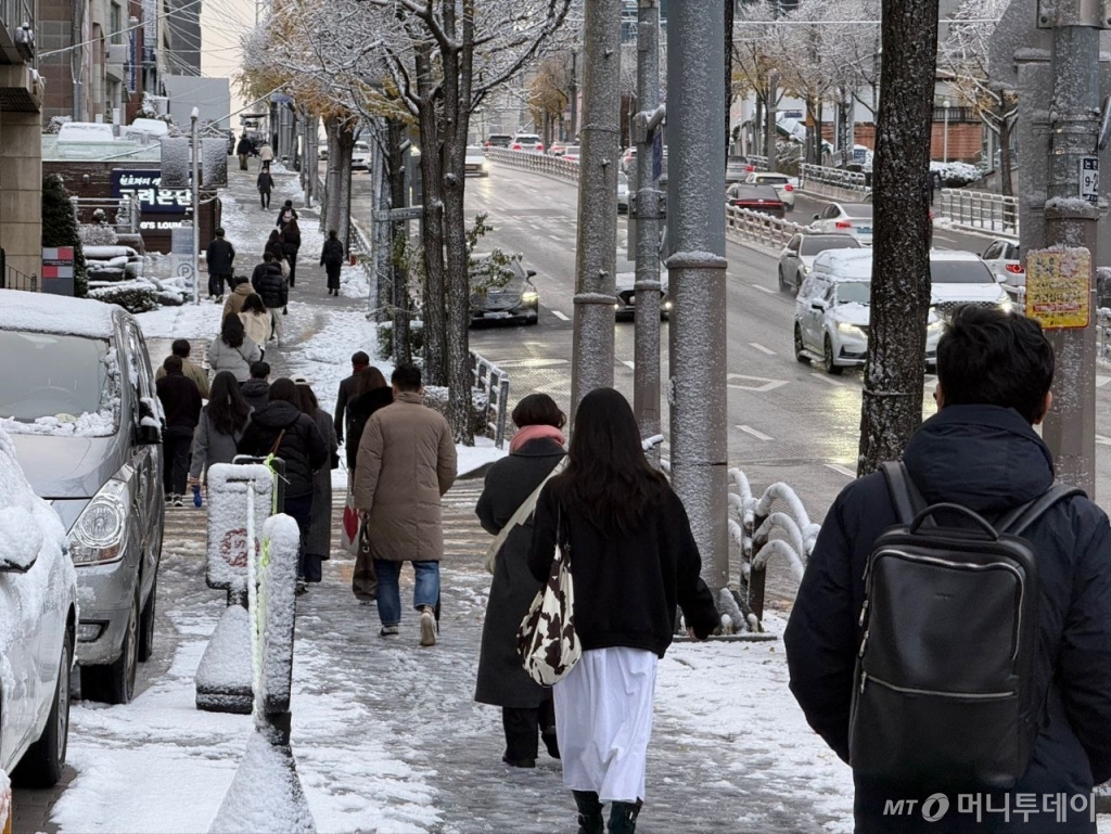 27일 오전 8시 서울 강남구 학동역 인근 출근길. /사진=김선아 기자