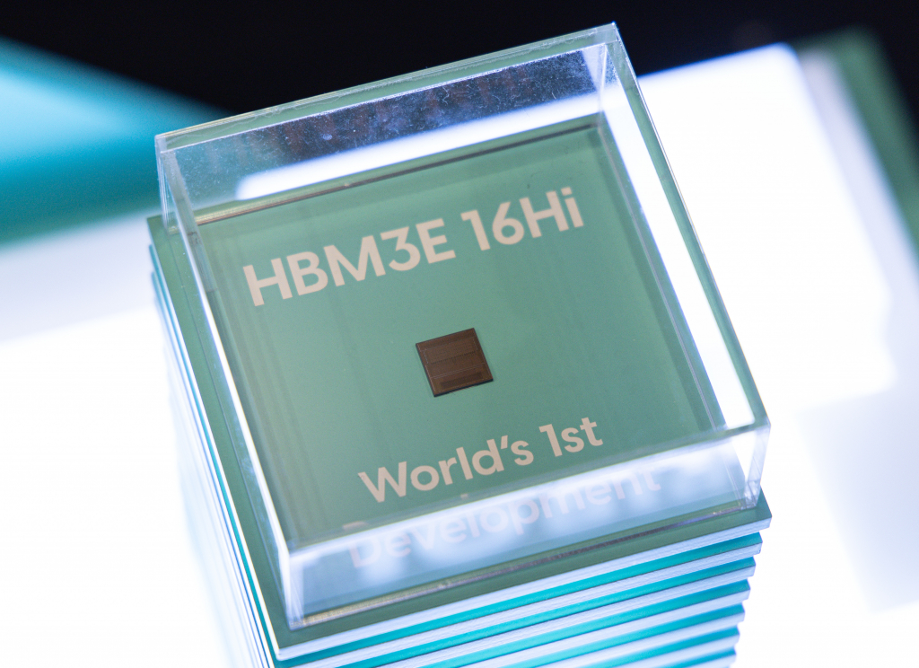 지난 4일 서울 강남구 코엑스에서 열린 SK AI SUMMIT 2024에 SK하이닉스의 고대역폭메모리 ‘HBM3E’가 전시돼 있다. /사진=뉴스1.
