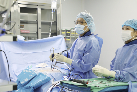 바른세상병원 박재현 원장이 허리 통증을 호소하는 환자를 대상으로 수술을 집도하고 있다./사진=바른세상병원