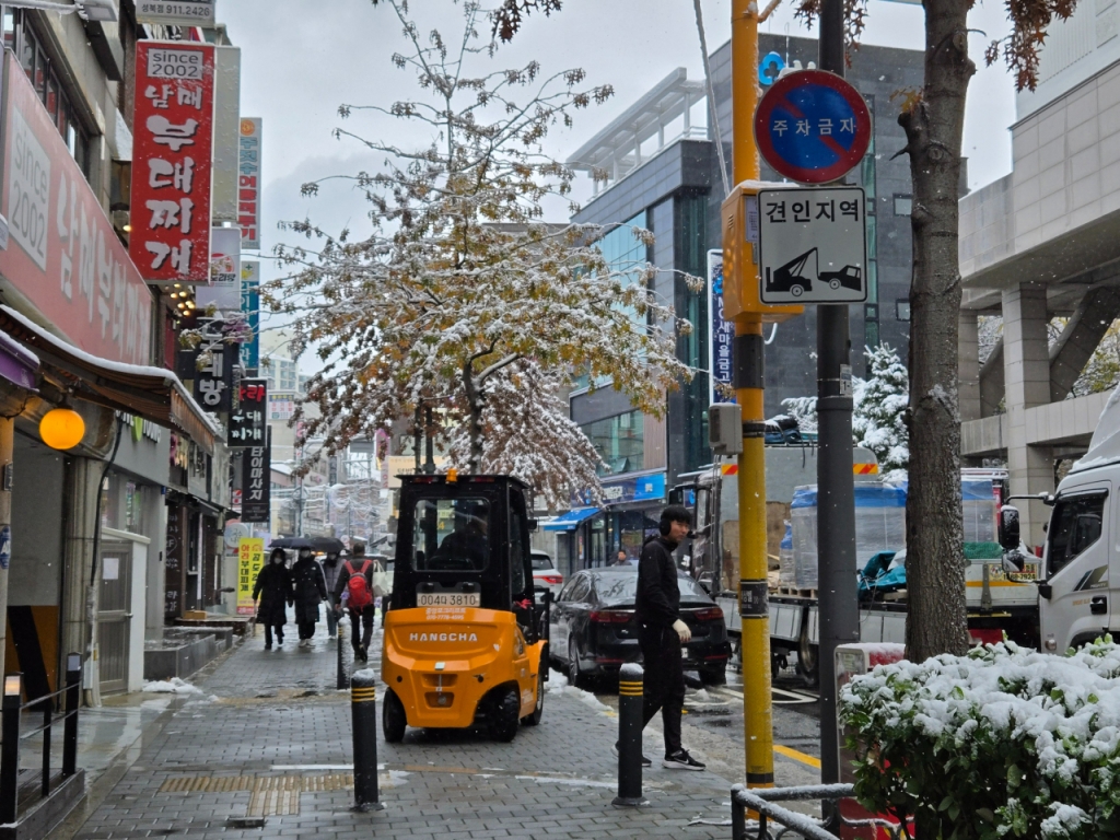 27일 오전 9시 서울 성북구 동덕여대 인근. 캠퍼스 입구 쪽에 학생들은 보이지 않았다. 출근에 여념 없는 직장인과 쉴 새 없이 내리는 눈을 치우러 나온 주민들이 보였다. /사진=이혜수 기자