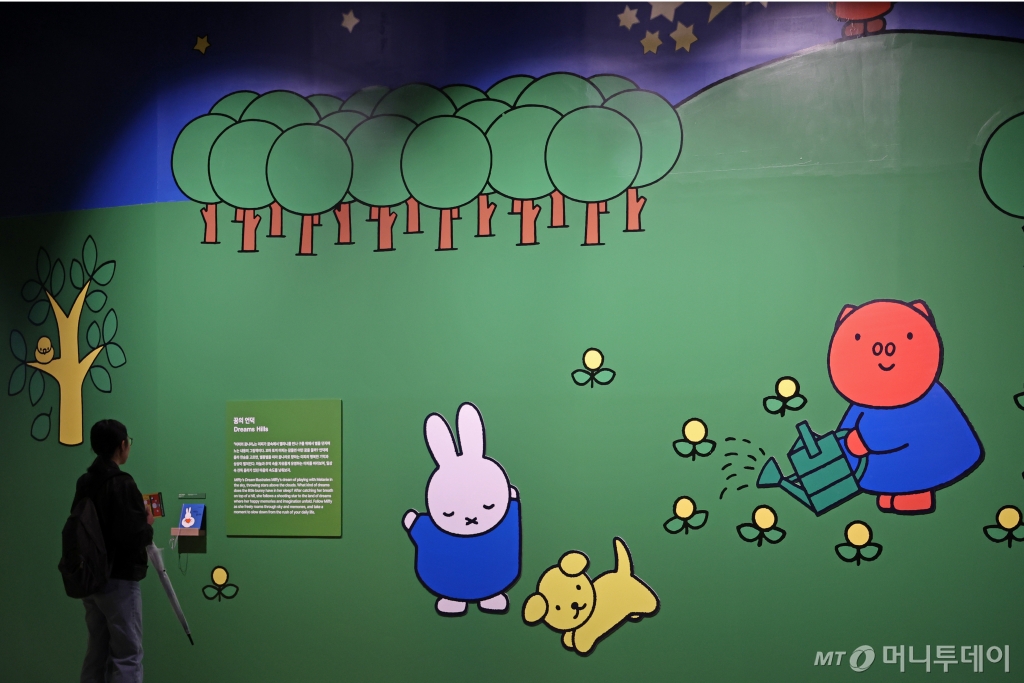 [서울=뉴시스] 박진희 기자 = 인기 캐릭터 미피(Miffy)의 탄생 70주년을 기념하는 미디어아트 전시 ‘미피와 마법 우체통’ 개막식이 열린 지난달 21일 서울 인사동 센트럴 뮤지엄을 찾은 관람객들이 미피의 세계를 경험하고 있다. 이번 전시는 미피와 그의 친구들의 세계를 다채롭게 체험할 수 있는 마법 우체통, 홈 스위트 홈, 리틀 스퀘어, 숲, 꿈의 언덕, 생일 축하해 미피, 그리운 친구, 딕 브루너, 갤러리 등 8개의 섹션으로 구성되어 있다. 미피는 네덜란드 출신 작가 딕 브루너(Dick Bruna)가 1955년에 창조한 토끼 캐릭터로, 전 세계적으로 사랑받고 있다. 2024.11.21. pak7130@newsis.com /사진=박진희