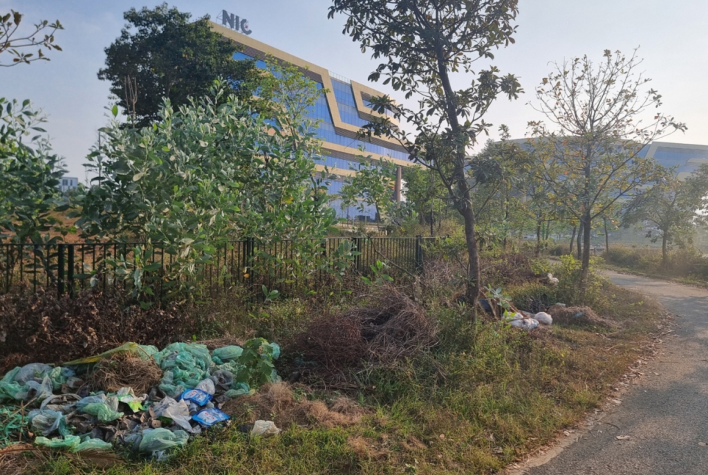 베트남 국가혁신센터(NIC) 호아락 캠퍼스 수변공원 인근에는 곳곳에 쓰레기더미를 목격할 수 있다.