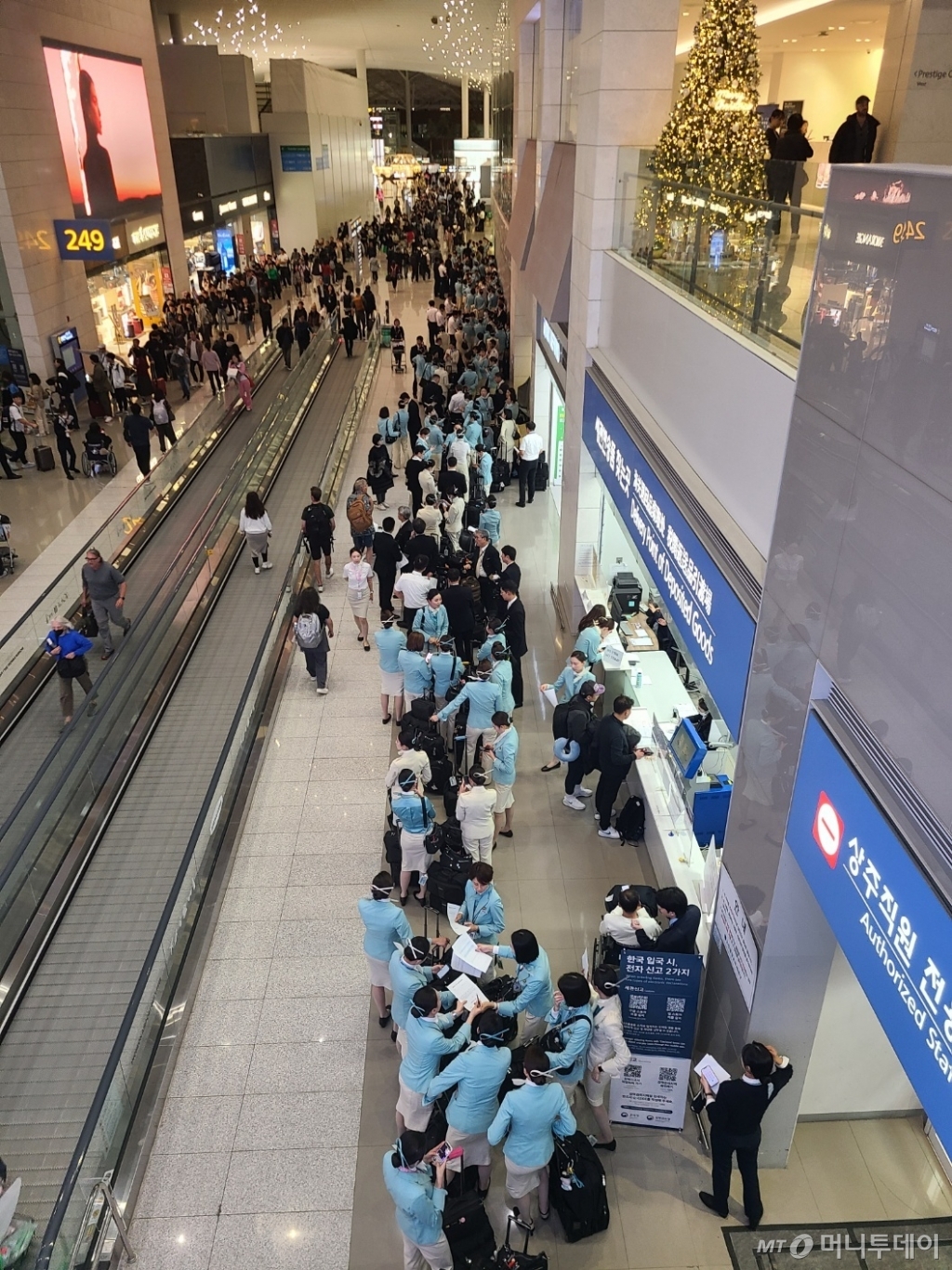 지난 27일 늦은 오후 인천국제공항 출국장 면세구역에 몰린 승객과 승무원들. /사진=독자제공