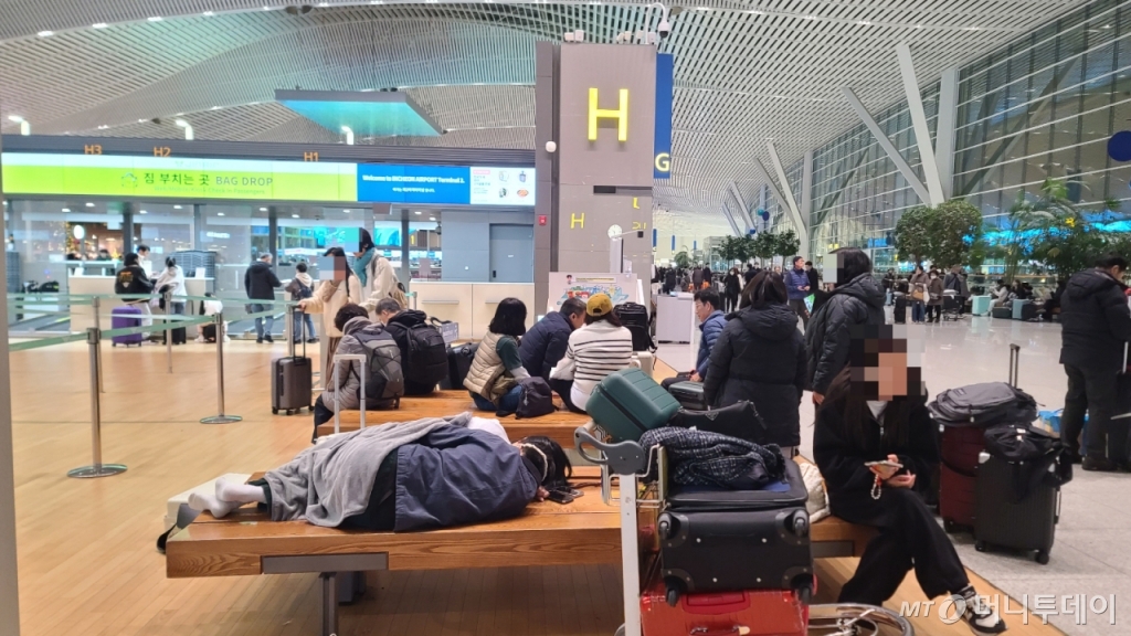 28일 오전 인천국제공항에서 항공편을 대기 중인 승객들. /사진=이찬종 기자 