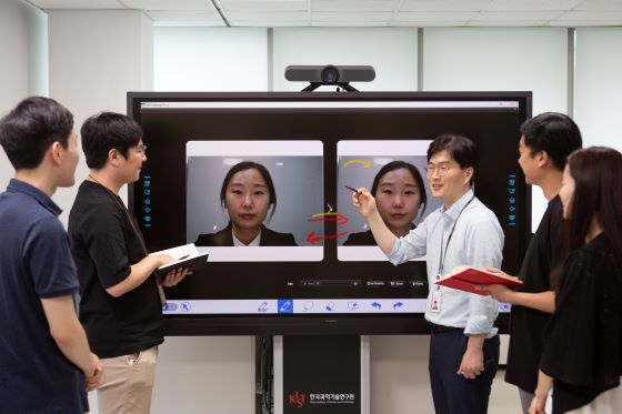 로봇 복합인지기술을 설명하고 있는 김익재 소장/사진=KIST 