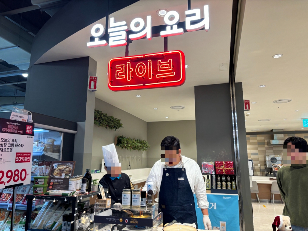 홈플러스 메가 푸드 마켓 라이브 강서점에 마련된 '오늘의 요리 라이브' 시식코너. /사진=하수민기자 