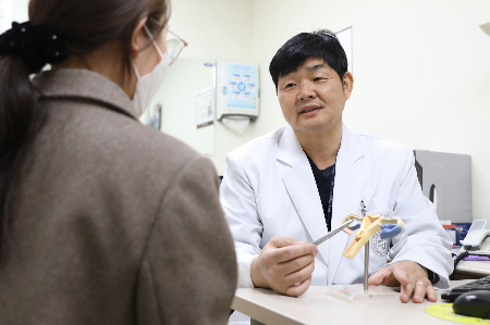 한정열 산부인과 교수가 임산부 상담을 진행하고 있다./사진=일산백병원