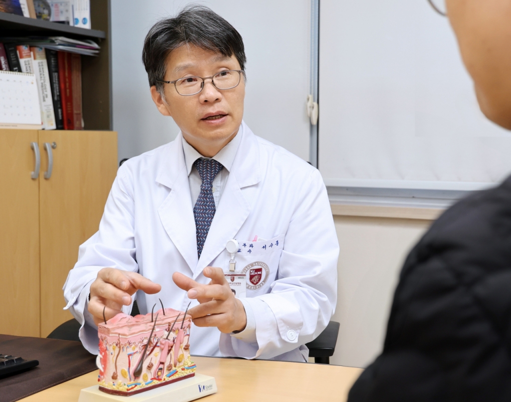 서수홍 피부과 교수가 피부암의 발생 과정에 대해 설명하고 있다. /사진=고려대 안암병원 