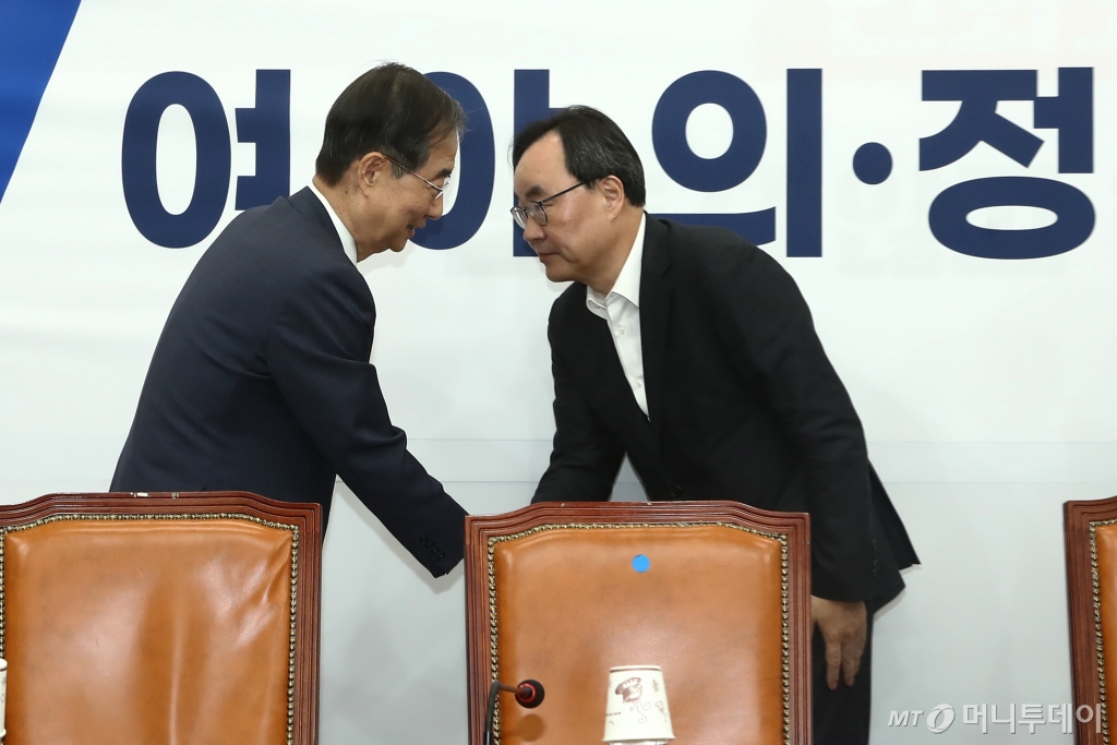 (서울=뉴스1) 이광호 기자 = 한덕수 국무총리와 이진우 대한의학회장이 17일 오후 서울 여의도 국회에서 열린 여야의정 협의체 2차회의에서 인사나누고 있다. 2024.11.17/뉴스1 Copyright © 뉴스1. All rights reserved. 무단 전재 및 재배포, AI학습 이용 금지. /사진=(서울=뉴스1) 이광호 기자