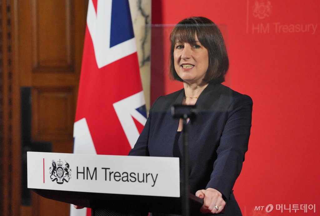 (런던 AFP=뉴스1) 이강기자 = 레이첼 리브스 영국 재무장관이 8일 새 노동당 정부의 경제 성장 정책에 대해 설명하고 있다. 영국 중앙은행인 영란은행(BoE) 이코노미스트 출신인 리브스 장관은 총선서 14년만 정권 교체를 이룬 키어 스타머 총리에 의해 영국 사상 첫 여성 재무 장관에 기용됐다.  2024.07.08     ⓒ AFP=뉴스1  Copyright © 뉴스1. All rights reserved. 무단 전재 및 재배포,  AI학습 이용 금지. /사진=(런던 AFP=뉴스1) 이강기자