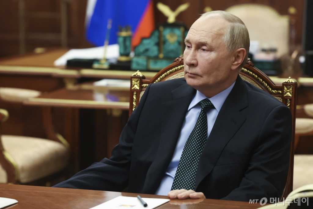[모스크바=AP/뉴시스]블라디미르 푸틴 러시아 대통령이 18일 크렘린궁에서 러시아가 임명한 우크라이나 자포리자 지역 대표 예브게니 발리츠키와 만나고 있다. 푸틴 대통령은 2022년 2월24일 러시아의 전격 침공으로 우크라이나 전쟁이 시작된지 1000일째인 19일 핵무기 운용 전략을 규정한 핵 독트린(핵교리) 개정안을 승인했다. 2024.11.19. /사진=유세진
