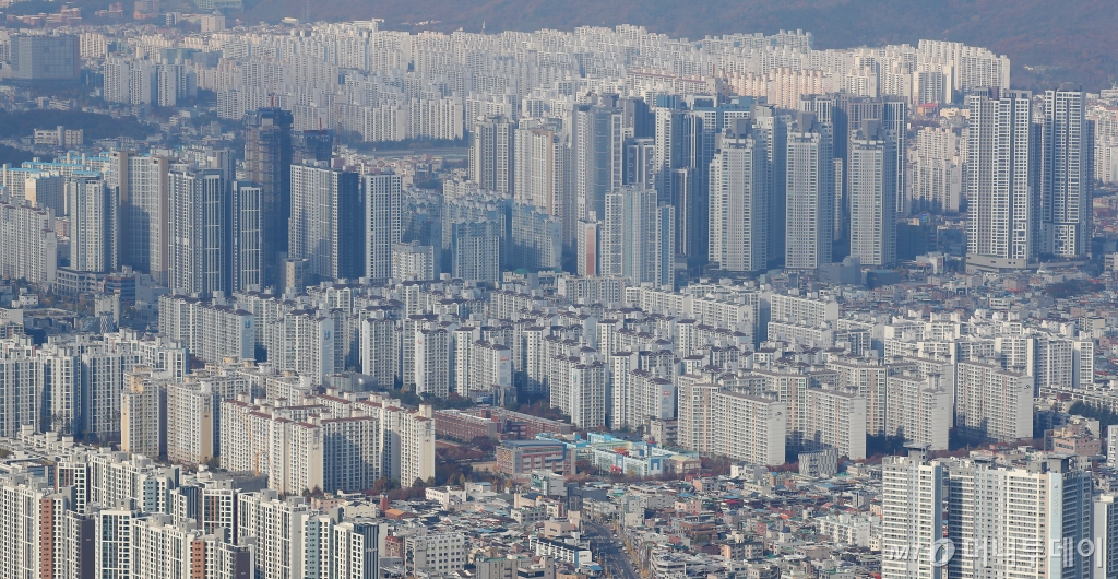 (대구=뉴스1) 공정식 기자 = 대구의 아파트 매매 가격이 전국에서 가장 큰 폭으로 하락하며 53주째 내림세를 이어갔다. 21일 한국부동산원의 주간 아파트 가격 동향에 따르면 11월 셋째주 대구의 아파트 매매 가격은 전주 대비 0.12% 떨어져 3주 연속 전국에서 가장 큰 하락 폭을 나타냈다. 부산·세종·충남(-0.05%)이 뒤를 이었다. 사진은 전날 대구 앞산 전망대에서 바라본 대구 도심 전경. 2024.11.21/뉴스1 Copyright © 뉴스1. All rights reserved. 무단 전재 및 재배포, AI학습 이용 금지. /사진=(대구=뉴스1) 공정식 기자