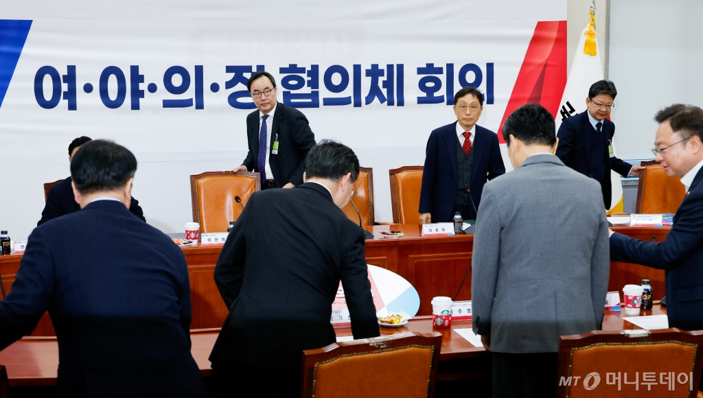 (서울=뉴스1) 안은나 기자 = 이진우 대한의학회장(두번째줄 왼쪽부터 시계방향), 이종태 한국의과대학·의학전문대학원협회(KAMC) 이사장, 양은배 KAMC 정책연구원장, 조규홍 보건복지부 장관, 이주호 사회부총리 겸 교육부 장관, 성태윤 대통령실 정책실장, 방기선 국무조정실장이 24일 서울 여의도 국회에서 열린 여·야·의·정 협의체 회의에 참석하고 있다. 2024.11.24/뉴스1  Copyright © 뉴스1. All rights reserved. 무단 전재 및 재배포,  AI학습 이용 금지. /사진=(서울=뉴스1) 안은나 기자