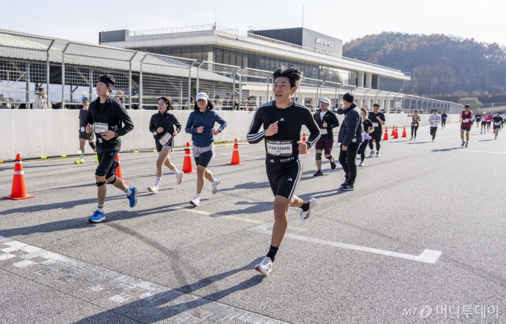 [용인=뉴시스] 김종택기자 = 지난 23일 경기도 용인시 에버랜드 스피드웨이에서 열린 이색 마라톤 대회 '에버랜드 10K 서킷런'에서 참가자들이 가을 바람을 맞으며 힘차게 달리고 있다.  이번 대회는 국제규격 서킷으로 인증받은 스피드웨이의 4.3km 전체 코스 1바퀴와 2.85km 단축 2바퀴, 총 10km를 달리는 마라톤으로 진행했다. (사진=삼성물산 리조트부문 제공) 2024.11.24. photo@newsis.com /사진=김종택