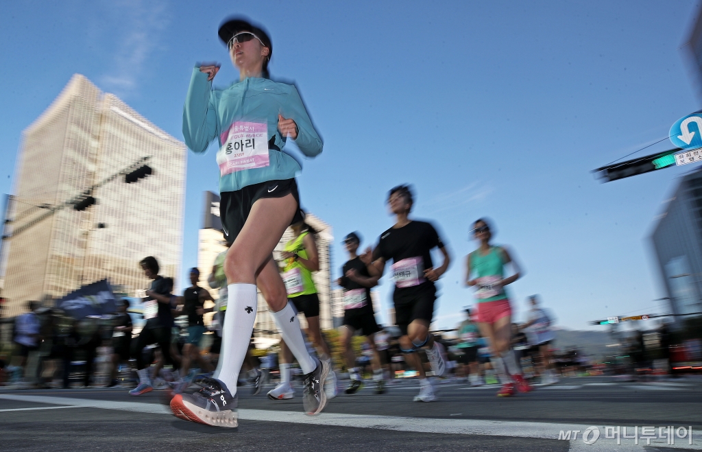 (서울=뉴스1) 오대일 기자 = 13일 오전 서울 중구 청계광장 앞 세종대로에서 열린 2024 서울달리기(SEOUL RACE)에서 러너들이 힘차게 달리고 있다. 서울달리기는 2003년 시작한 서울 대표 마라톤 대회로 올해 총 1만2000명이 참가했다. 2024.10.13/뉴스1  Copyright © 뉴스1. All rights reserved. 무단 전재 및 재배포,  AI학습 이용 금지. /사진=(서울=뉴스1) 오대일 기자