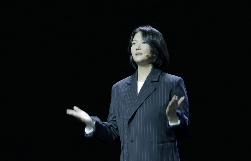 최수연 네이버 대표가 11일 서울 강남구 코엑스에서 열린 팀네이버 통합 콘퍼런스 '단 24'에서 기조연설을 하고 있다. /사진=뉴스1(네이버 제공).