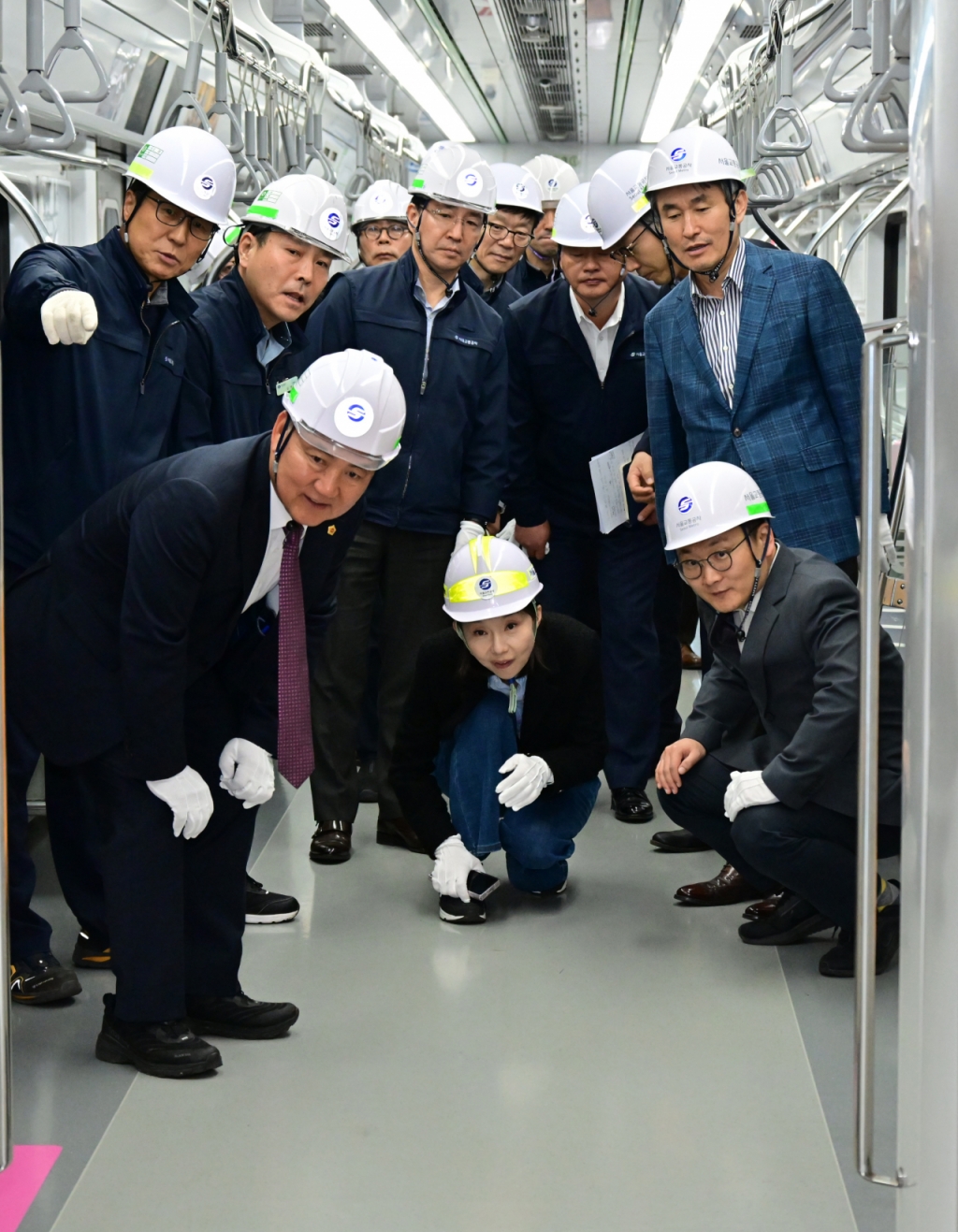 ▲최 의장이 서울교통공사 신정차량기지에 방문해 지하철 전동차 내부 정비 상황 점검을 실시하고 있는 모습/사진제공=서울시의회