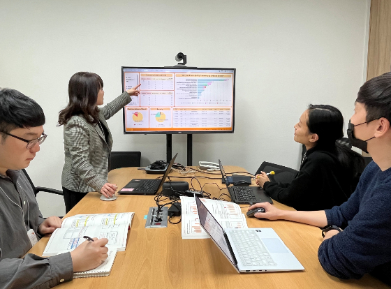 소선이 LSK글로벌PS CDS 팀장과 팀원들이 임상 데이터 시각화 구현을 위한 회의를 진행하고 있는 모습. 소 팀장은 단순이 임상 데이터를 시각화 하는 것이 아닌 '어떤 데이터를, 어떤식으로' 구현할지 디자인할 수 있는 인력풀이 회사의 진짜 강점이라고 자부한다. /사진=정기종 기자