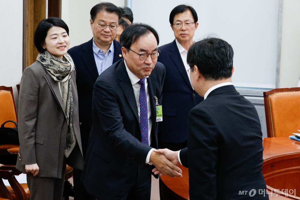 (서울=뉴스1) 안은나 기자 = 이진우 대한의학회장과 성태윤 대통령실 정책실장이 24일 서울 여의도 국회에서 열린 여·야·의·정 협의체 3차 회의에 참석해 악수하고 있다. 2024.11.24/뉴스1  Copyright © 뉴스1. All rights reserved. 무단 전재 및 재배포,  AI학습 이용 금지. /사진=(서울=뉴스1) 안은나 기자