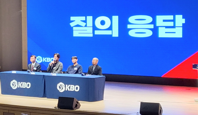 고우석(왼쪽에서 2번째)과 홍창기(왼쪽에서 3번째)가 강연 후 유소년과 학부모들의 질문을 받고 있다. /사진=안호근 기자