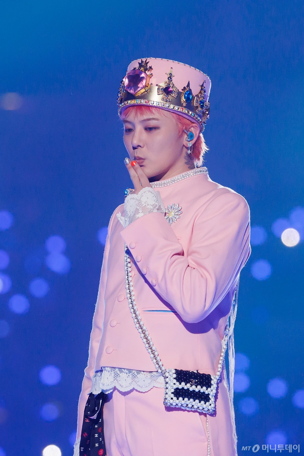 가수 지드래곤이 지난 23일 일본 오사카 쿄세라 돔에서 열린 '2024 마마 어워즈'(MAMA AWARDS) 레드카펫 행사에 참석해 멋진 무대를 선보이고 있다. / 사진제공=CJ ENM, 머니투데이 DB