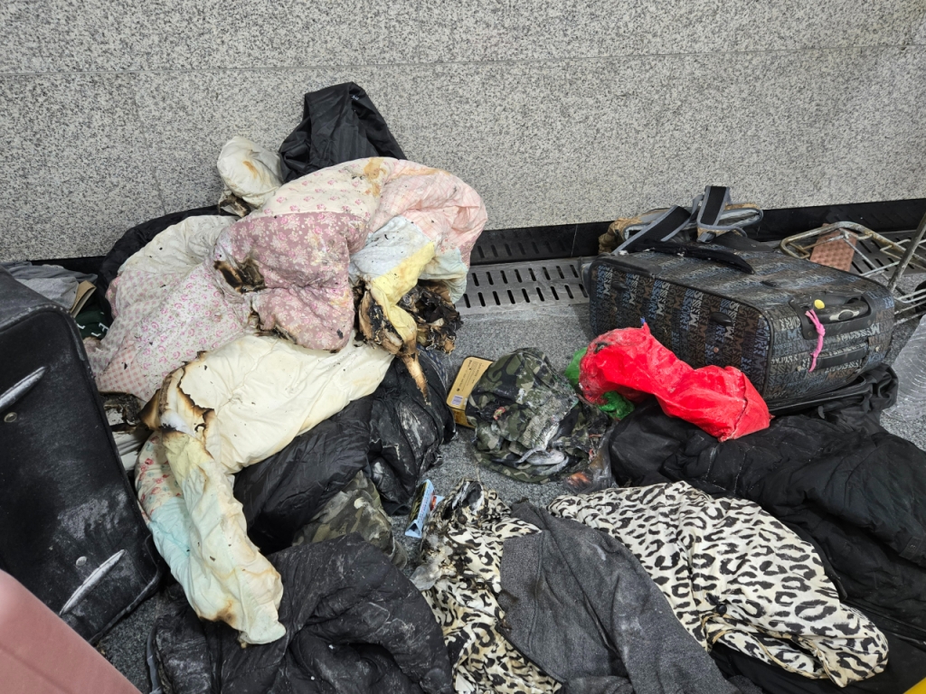 지난 2일 서울 중구 남대문 지하보도에 불에 그을린 침구류와 캐리어가 놓여 있는 모습. /사진=이혜수 기자