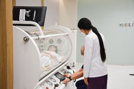 한림대동탄성심병원 고압산소치료센터에서 환자 대상으로 치료가 진행되고 있다./사진=한림대동탄성심병원