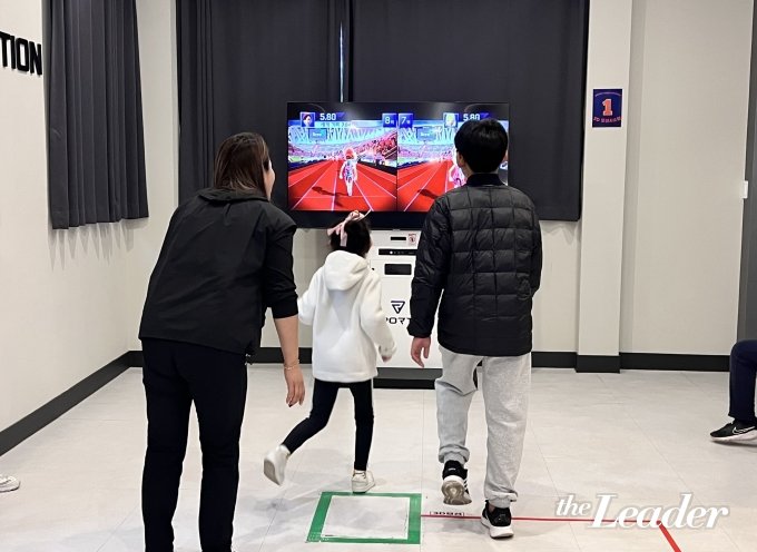 ▲특수학급 학생들이3D 모션 시스템 기기를 활용해 달리기 체험을 하고 있다./사진=신재은 기자