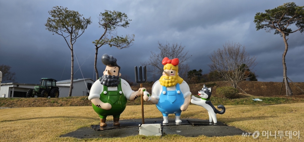 보령우유에서 직접 운영하는 카페 '우유창고' 입구 조형물은 포토존으로 인기가 높다.  /사진=정혁수