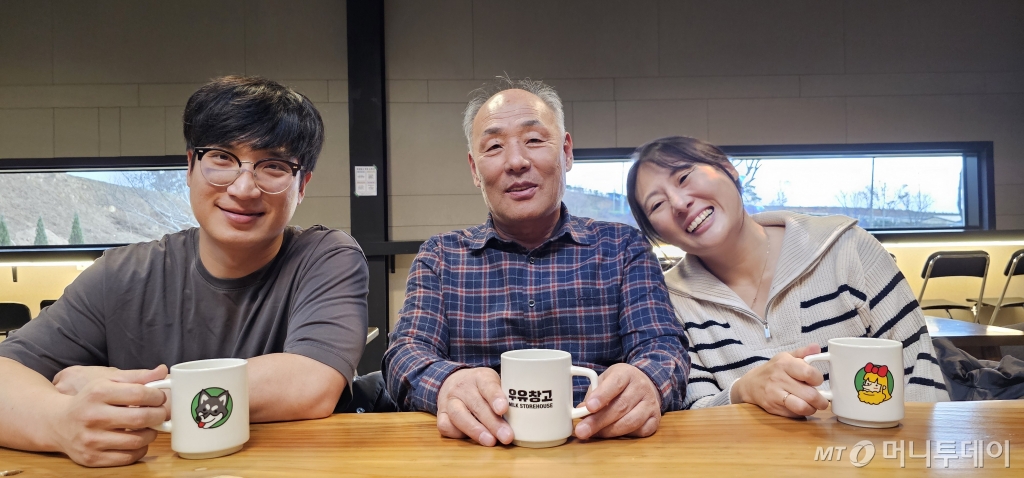보령우유 이수호 대표와 딸 그리고 사위와 함께 환하게 웃고 있다.  /사진=정혁수