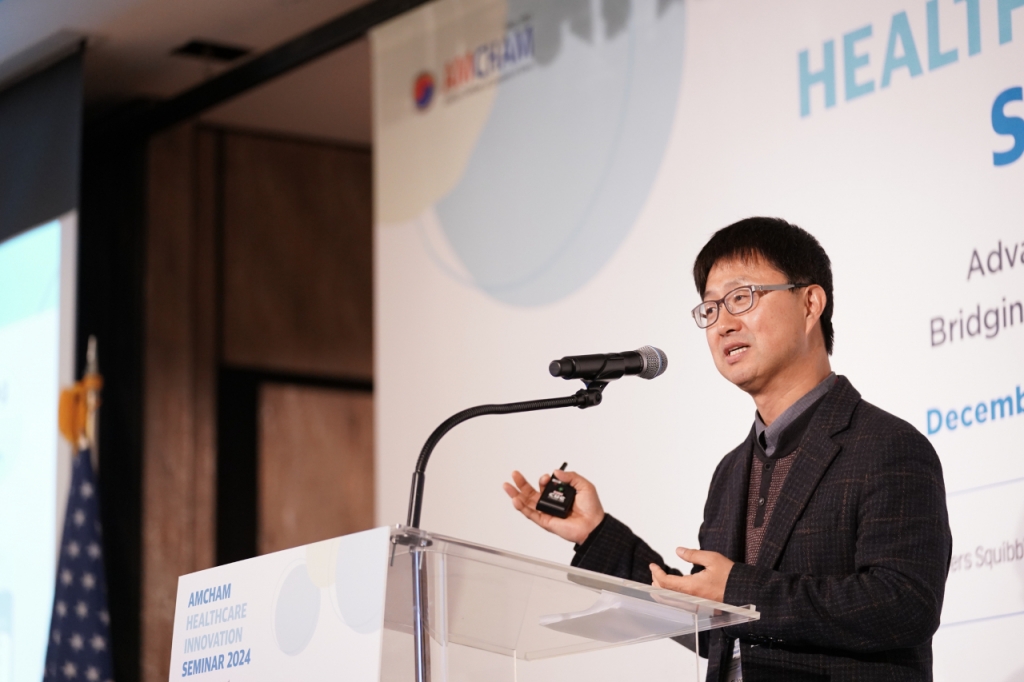 3일 오전 서울 종로구 포시즌스 호텔에서 열린 주한미국상공회의소(AMCHAM·암참) '보건의료혁신 세미나'에서 안기종 한국환자단체연합회 대표가 기조발표를 진행하고 있다. /사진제공=암참