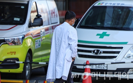 서울 시내 한 병원에서 의료진이 이동하고 있다./사진=(서울=뉴스1) 김도우 기자