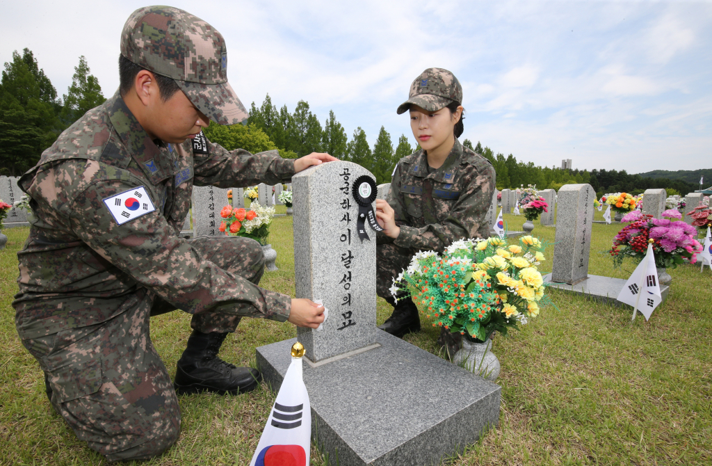 공군기상단 부사관들이 6월 호국보훈의 달을 앞두고 대전 유성구 국립대전현충원에서 묘비를 닦고 있다./사진=뉴스1