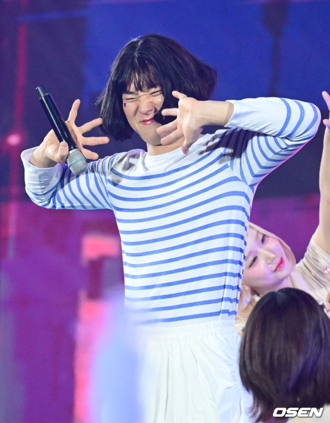 KIA 김도영이 지난달 30일 오후 광주 서구 김대중컨벤션센터에서 열린 KIA 타이거즈의 한국시리즈 12번째 우승을 축하하는 V12행사에서 열창하고 있다.