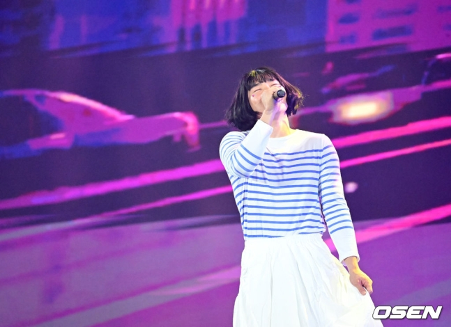 KIA 김도영이 지난달 30일 오후 광주 서구 김대중컨벤션센터에서 열린 KIA 타이거즈의 한국시리즈 12번째 우승을 축하하는 V12행사에서 열창하고 있다.