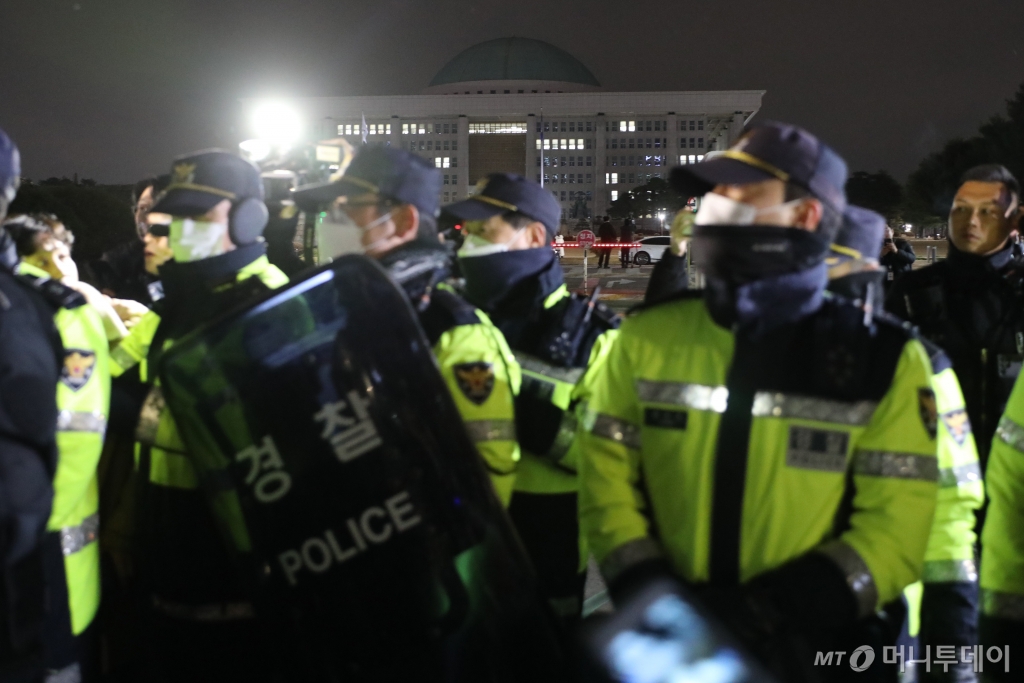 윤석열 대통령이 전격적으로 계엄령을 선포한 3일 밤 서울 여의도 국회 정문 앞에서 경찰병력이 출입을 통제하고 있다.2024.12.3/사진=뉴스1 /사진=(서울=뉴스1) 이광호 기자