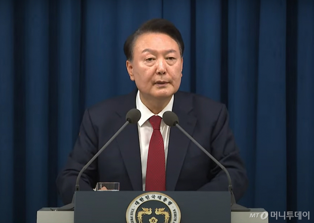 윤석열 대통령이 3일 밤 서울 용산 대통령실 청사에서 긴급 대국민 특별 담화를 하고 있다. (KTV 캡쳐) / 사진=뉴스1
