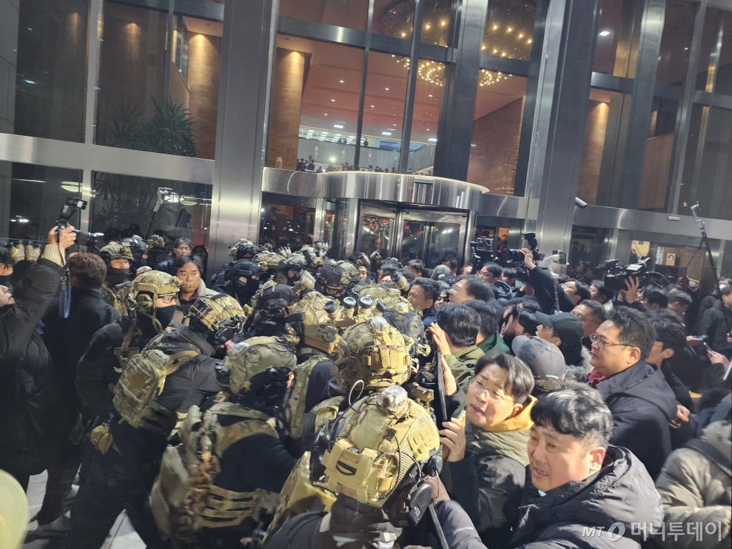 (서울=뉴스1) 박기현 기자 = 윤석열 대통령이 전격적으로 계엄령을 선포한 4일 자정 계엄군 병력이 국회 본청에 진입을 시도하자 국회 보좌진과 의원들이 막아서고 있다. 2024.12.3/뉴스1 Copyright © 뉴스1. All rights reserved. 무단 전재 및 재배포, AI학습 이용 금지. /사진=(서울=뉴스1) 박기현 기자